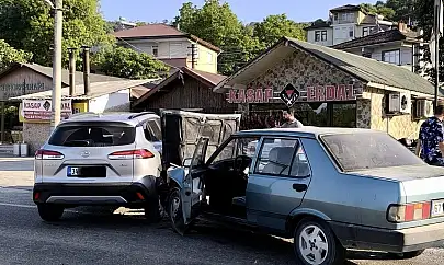 Karşı yola geçince çarpıştılar