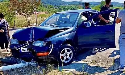 Otomobil aydınlatma direğine çarptı