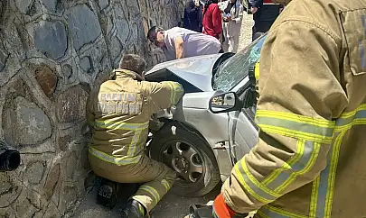 Otomobil duvara çarptı