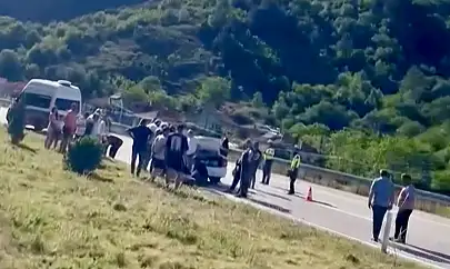 Otomobilin çarptığı motosikletli yola savruldu