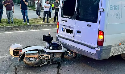 Yaya Geçidinde Duran Araca Çarptı