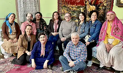 Yazıyor, yönetiyor, oynuyor
