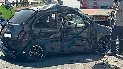Karşı şeride geçen araca kamyonet çarptı