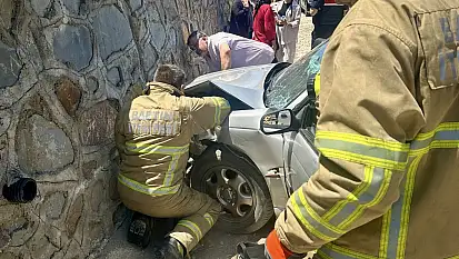 Otomobil duvara çarptı