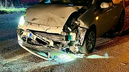 Araba çarpınca köprüden aşağı düştü