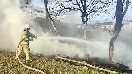 Arazide yakılan ateş lastiklere sıçradı