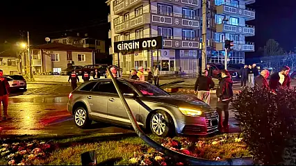 Çarptığı direk üzerine devrildi