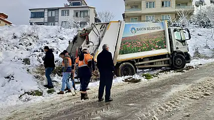 Çöp kamyonunun arkasında sıkıştı
