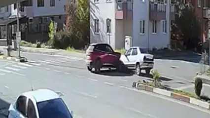 İki araç çarpıştı, 3 yaralı