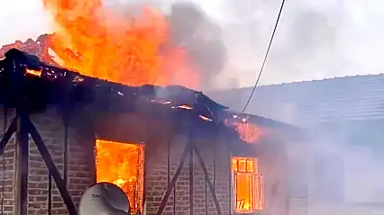 İki katlı evi alevler sardı
