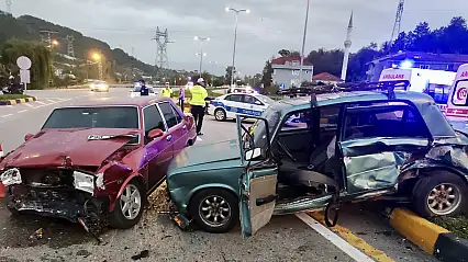 Karaçay'da iki araç çarpıştı