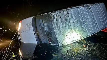 Minibüs Dere Yatağına Yuvarlandı