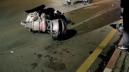 Motosiklet ile otomobil çarpıştı