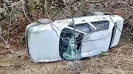 Otomobil Şarampole Yuvarlandı