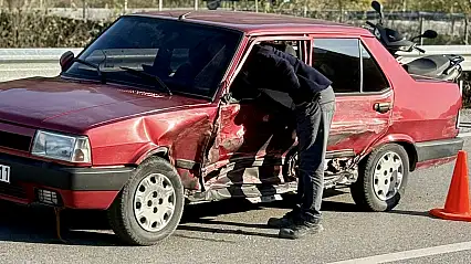 Yolcu minibüsü ile otomobil çarpıştı