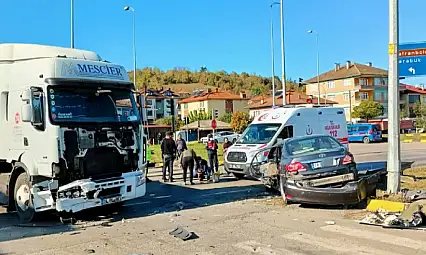 Otomobil ile tır çarpıştı