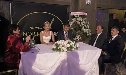 Protokol bu düğünde buluştu