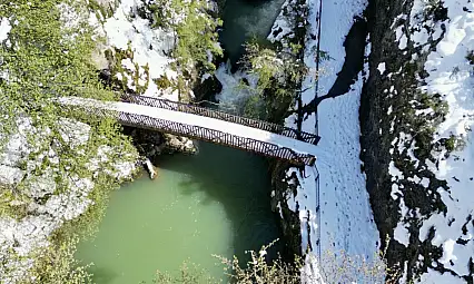 Aşk acısını dindiren şelale karla kaplandı