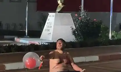 Belediye önünde yarı çıplak eylem