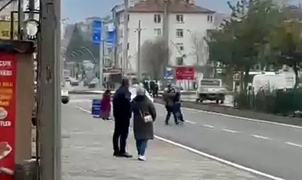 Çatmaca'da yol ortasında kavga