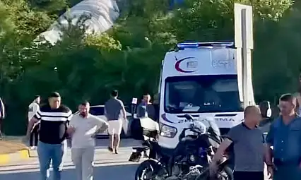 Motosiklet refüje savruldu