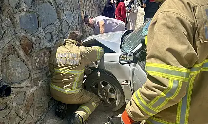 Otomobil duvara çarptı