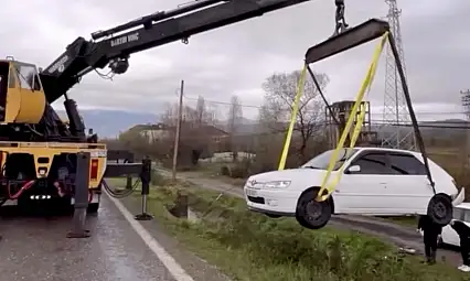 Otomobil su kanalına düştü