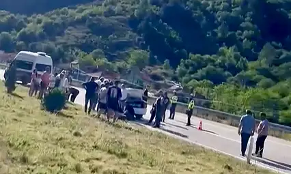 Otomobilin çarptığı motosikletli yola savruldu