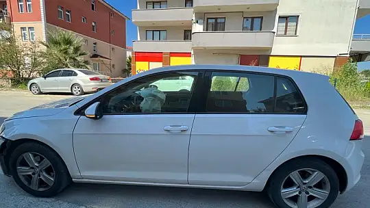 Çarpışan araçlardan biri takla attı