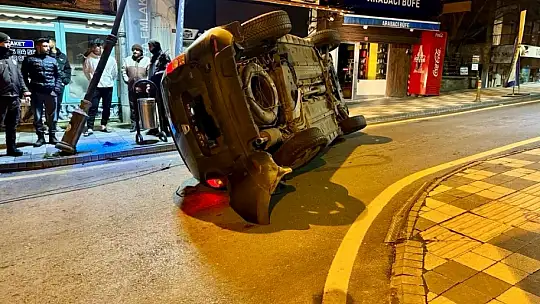 Çarpıp devirdiği aracı bırakıp gitti