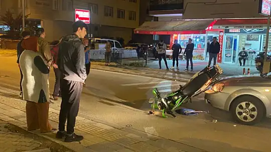 Motosiklet ile otomobil çarpıştı