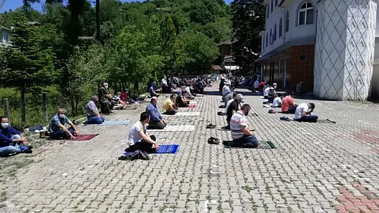 Seccadesini alan meydanlara koştu
