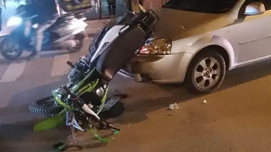 Motosiklet ile otomobil çarpıştı