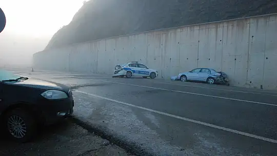 Buzlanan yolda kaza, 2 polis yaralandı