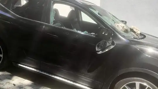 Caddedeki araçlara zarar verdi