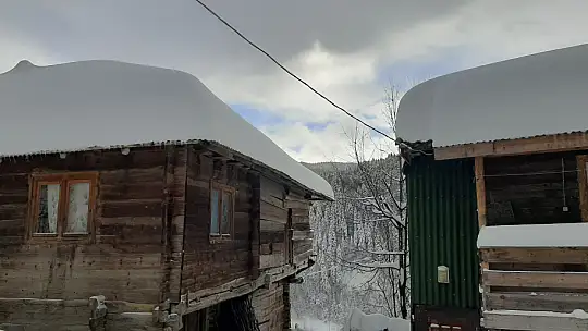 Tipi şeklinde yağan kar 1,5 metreyi buldu