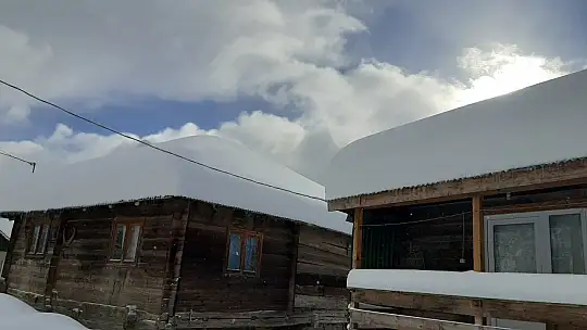 Tipi şeklinde yağan kar 1,5 metreyi buldu