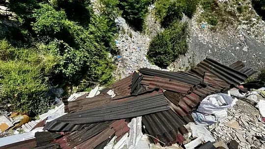 Malzeme dökenler yakalandı