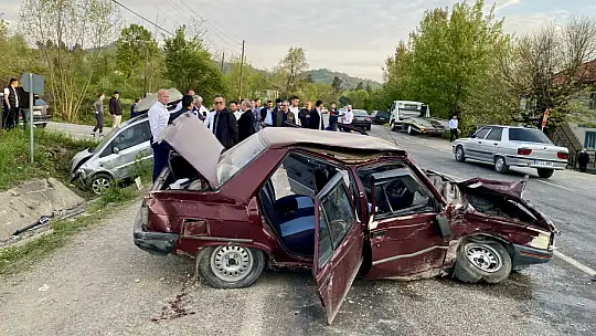 Kozcağız yolunda iki araç çarpıştı