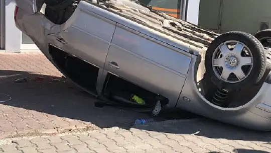 Çarpışan araçlardan biri takla attı