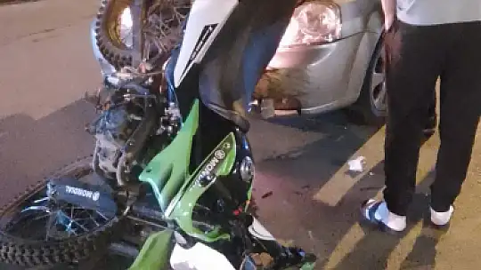Motosiklet ile otomobil çarpıştı