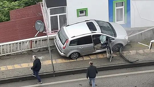Korkuluklara çarptı, asılı kaldı