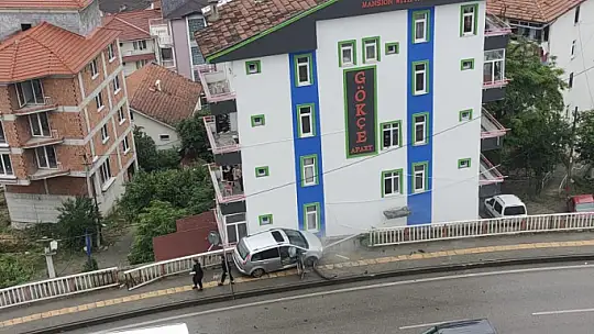 Korkuluklara çarptı, asılı kaldı