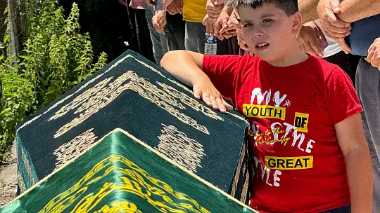 Abisinin tabutunun başından ayrılmadı