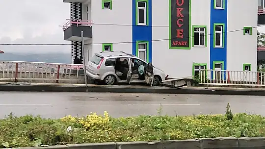 Korkuluklara çarptı, asılı kaldı