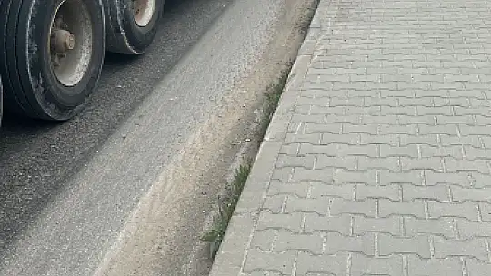 Tırın önünde sürüklendi