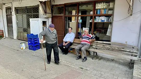 Yaş doksanı geçmiş işinin başında