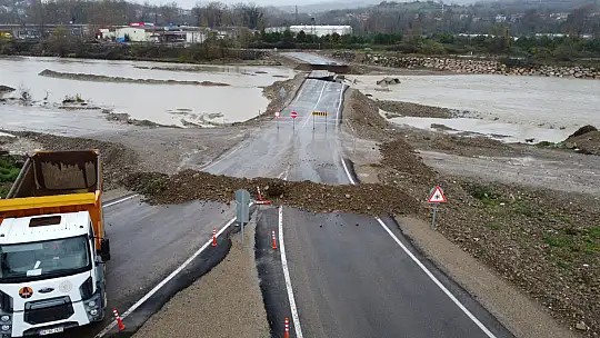 Son dakika, yol ulaşıma kapandı