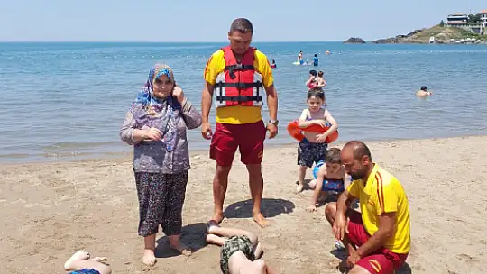 Hem uyarıyorlar, hem kurtarıyorlar