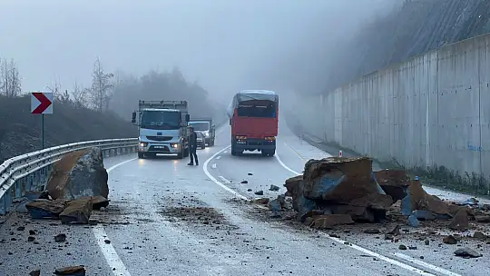 Kaya parçaları yola düştü